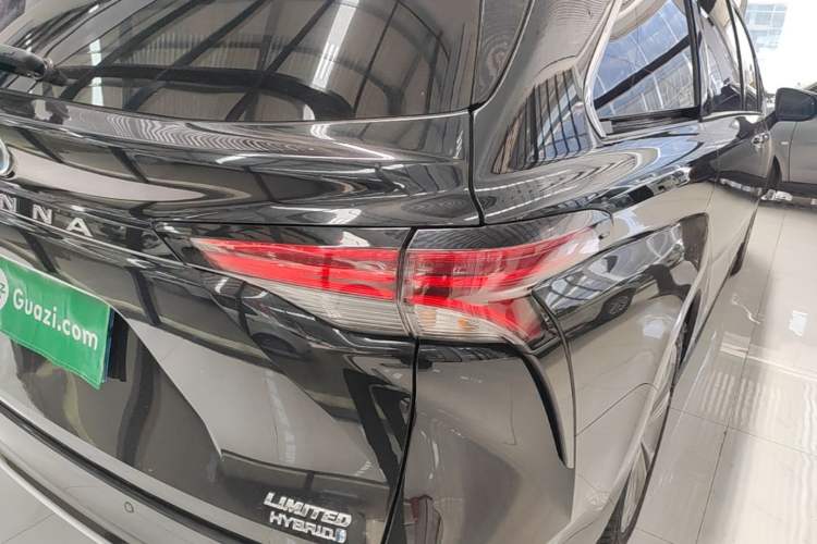 Used Toyota SIENNA 2023 2.5L Hybrid Deluxe Edition Right Rear Taillight