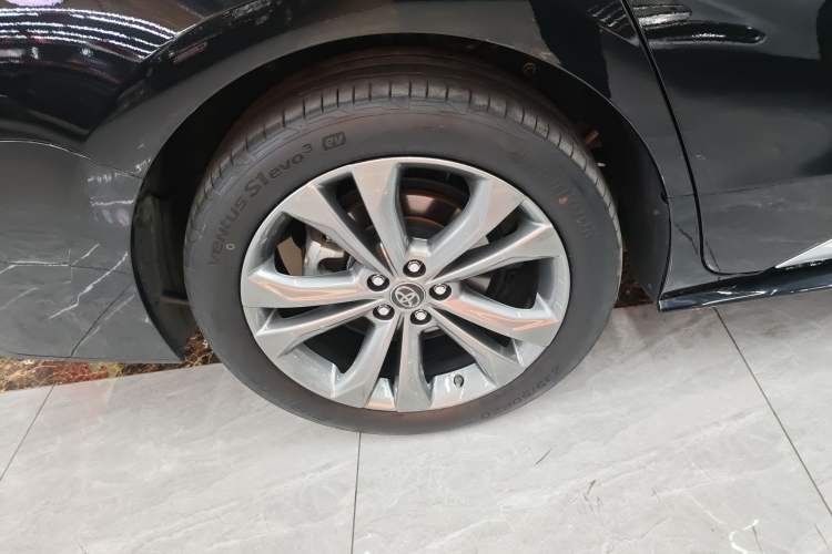 Used Toyota SIENNA 2023 2.5L Hybrid Platinum Edition Right Rear Wheel Hub