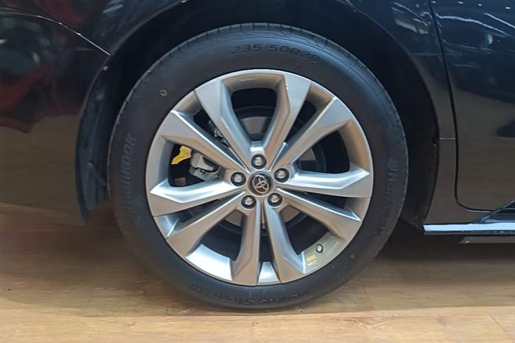 Used Toyota SIENNA 2023 2.5L Hybrid Deluxe Edition Right Rear Wheel Hub