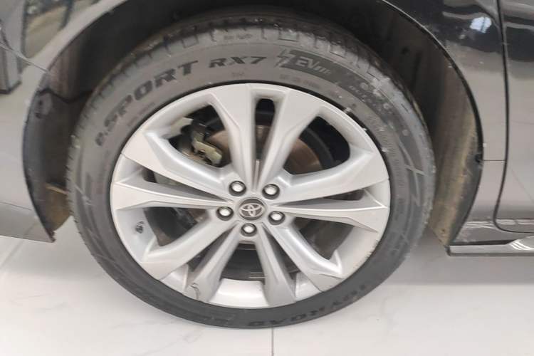 Used Toyota SIENNA 2023 2.5L Hybrid Deluxe Edition Right Rear Wheel Hub