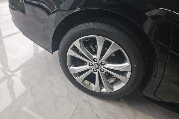 Used Toyota SIENNA 2023 2.5L Hybrid Deluxe Edition Right Rear Wheel Hub