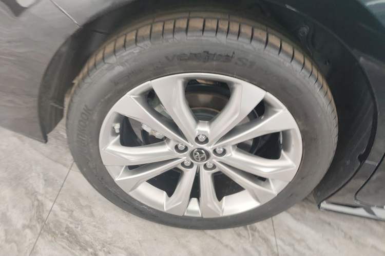 Used Toyota SIENNA 2023 2.5L Hybrid Platinum Edition Right Rear Wheel Hub