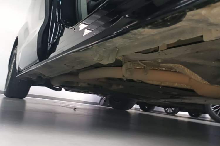 Used Toyota SIENNA 2023 2.5L Hybrid Comfort Edition Right Side Sill