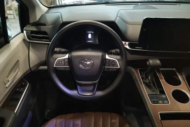 Used Toyota SIENNA 2023 2.5L Hybrid Comfort Edition Steering Wheel