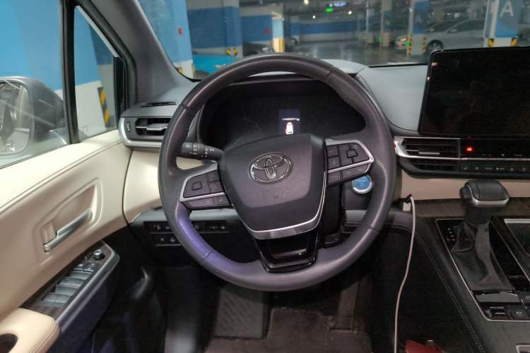 Used Toyota SIENNA 2023 2.5L Hybrid Deluxe Edition Steering Wheel