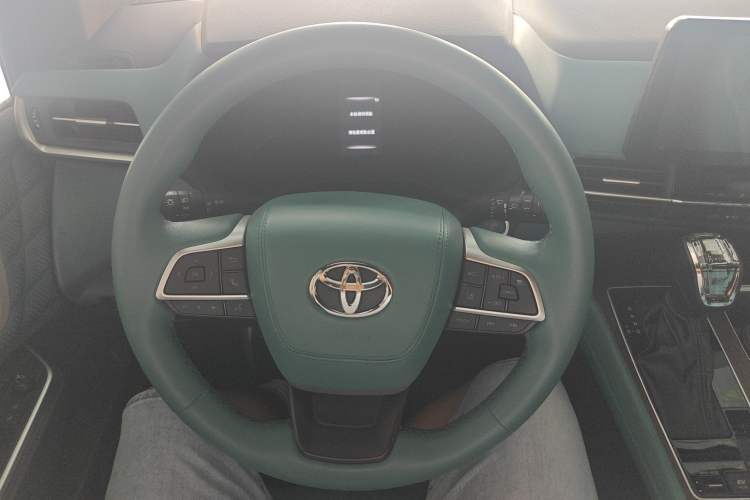 Used Toyota SIENNA 2023 2.5L Hybrid Comfort Edition Steering Wheel
