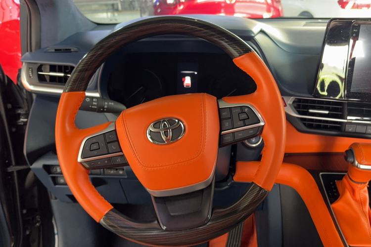 Used Toyota SIENNA 2023 2.5L Hybrid Luxury Edition Steering Wheel