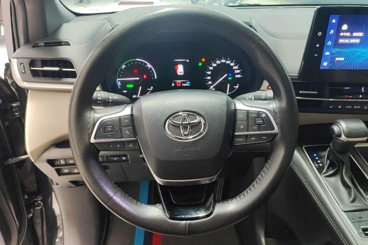 Used Toyota SIENNA 2023 2.5L Hybrid Deluxe Edition Steering Wheel