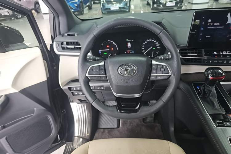 Used Toyota SIENNA 2023 2.5L Hybrid Deluxe Edition Steering Wheel
