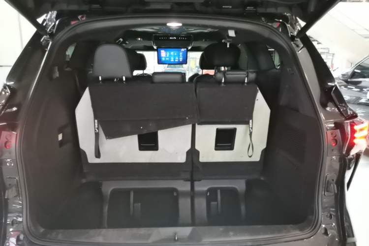 Used Toyota SIENNA 2023 2.5L Hybrid Deluxe Edition Trunk