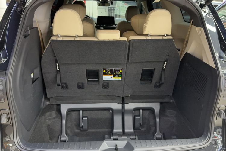 Used Toyota SIENNA 2023 2.5L Hybrid Deluxe Edition Trunk