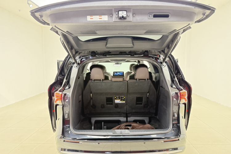Used Toyota SIENNA 2023 2.5L Hybrid Platinum Edition Trunk