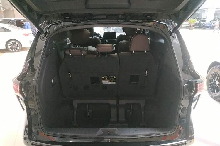 Used Toyota SIENNA 2023 2.5L Hybrid Platinum Edition Trunk