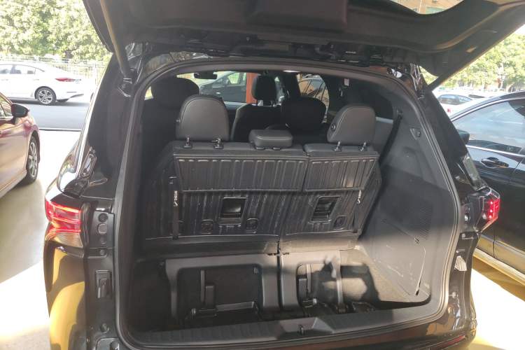 Used Toyota SIENNA 2023 2.5L Hybrid Deluxe Edition Trunk