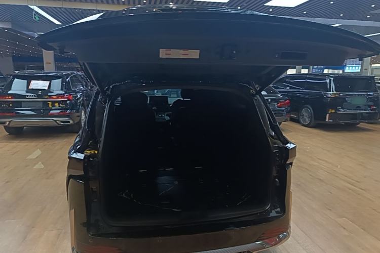 Used Toyota SIENNA 2023 2.5L Hybrid Deluxe Edition Trunk