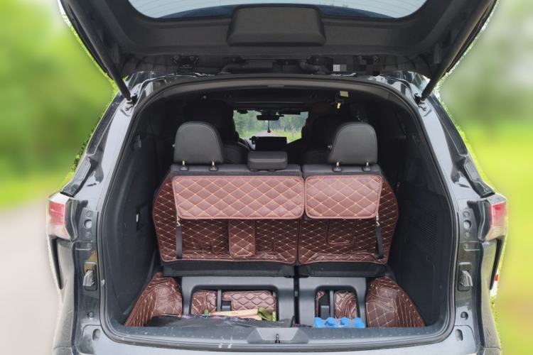 Used Toyota SIENNA 2023 2.5L Hybrid Deluxe Edition Trunk