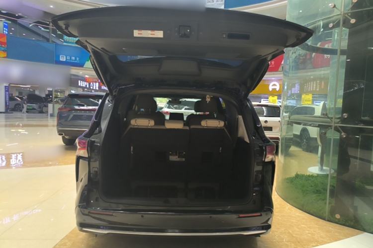 Used Toyota SIENNA 2023 2.5L Hybrid Luxury Edition Trunk