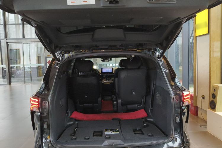 Used Toyota SIENNA 2023 2.5L Hybrid Deluxe Edition Trunk