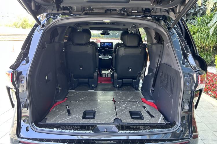 Used Toyota SIENNA 2023 2.5L Hybrid Deluxe Edition Trunk