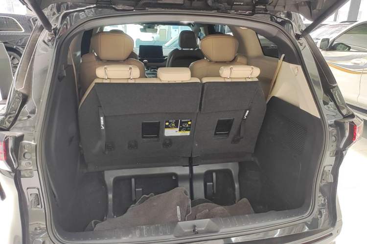 Used Toyota SIENNA 2023 2.5L Hybrid Deluxe Edition Trunk