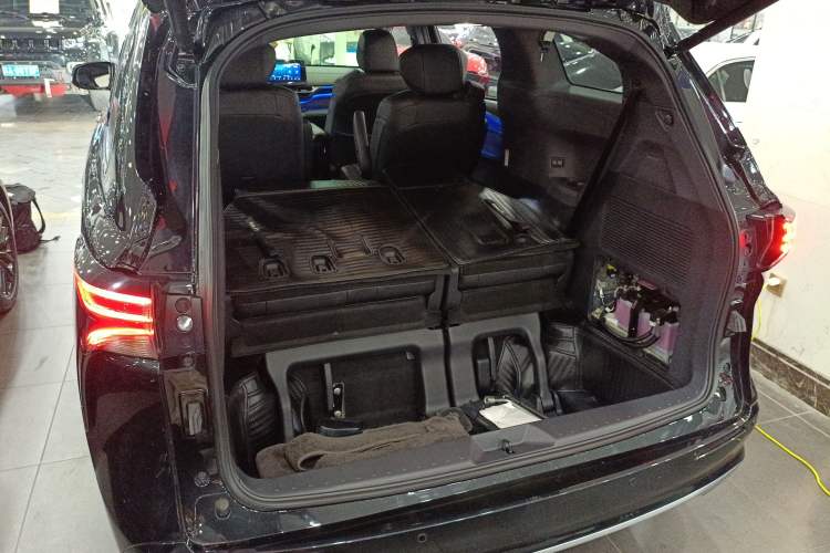 Used Toyota SIENNA 2023 2.5L Hybrid Deluxe Edition Trunk