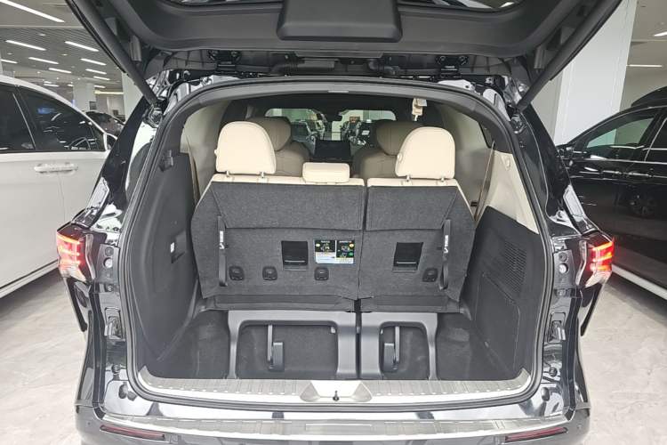 Used Toyota SIENNA 2023 2.5L Hybrid Deluxe Edition Trunk