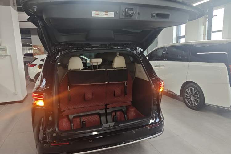 Used Toyota SIENNA 2023 2.5L Hybrid Deluxe Edition Trunk