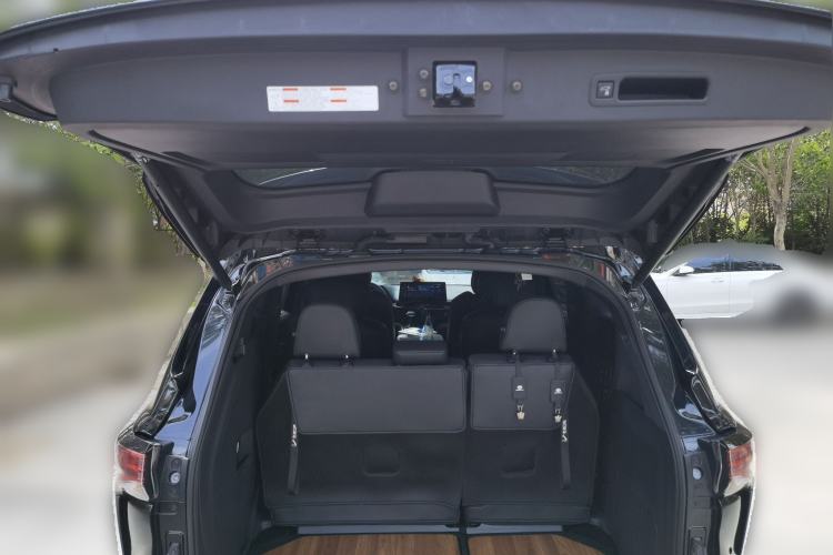 Used Toyota SIENNA 2023 2.5L Hybrid Platinum Edition Trunk