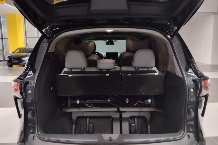 Used Toyota SIENNA 2023 2.5L Hybrid Comfort Edition Trunk