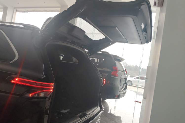 Used Toyota SIENNA 2023 2.5L Hybrid Platinum Edition Trunk