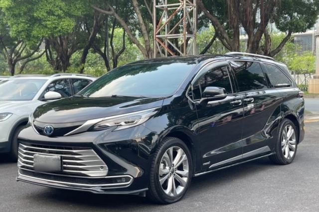 Toyota SIENNA 2023 2.5L Hybrid Platinum Edition d’occasion