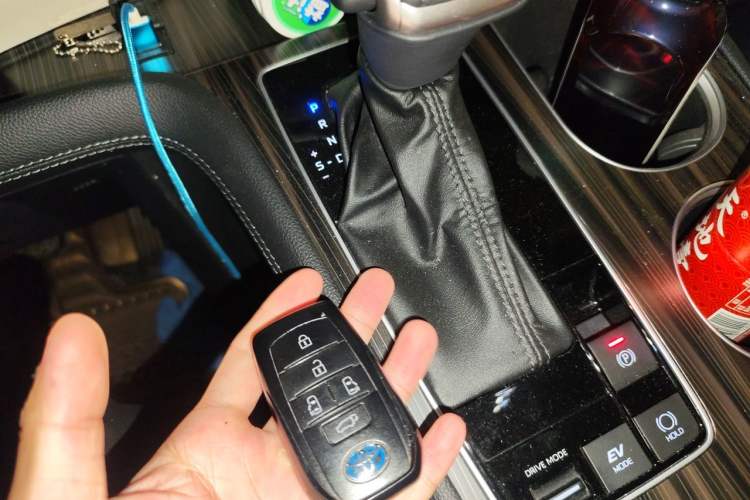 Used Toyota SIENNA 2023 2.5L Hybrid Deluxe Edition Vehicle Key