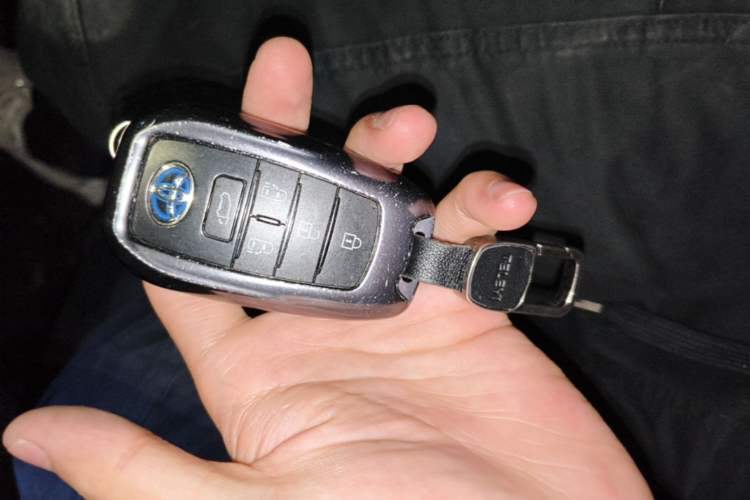 Used Toyota SIENNA 2023 2.5L Hybrid Platinum Edition Vehicle Key