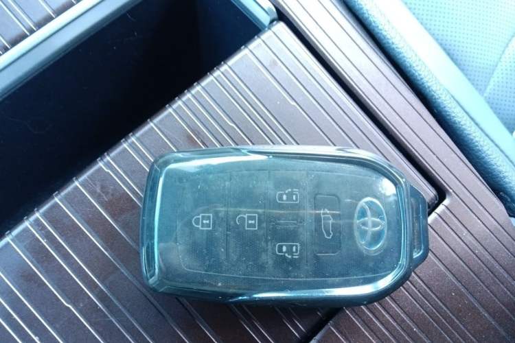 Used Toyota SIENNA 2023 2.5L Hybrid Luxury Edition Vehicle Key