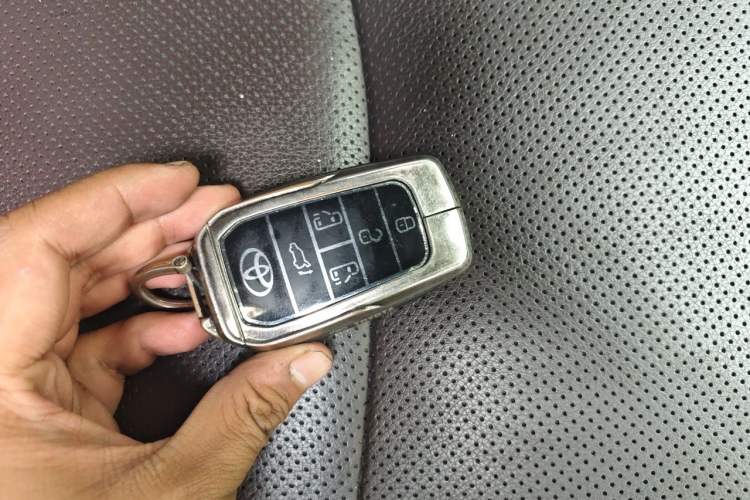 Used Toyota SIENNA 2023 2.5L Hybrid Platinum Edition Vehicle Key