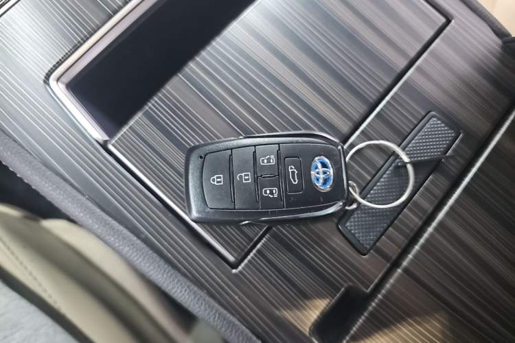 Used Toyota SIENNA 2023 2.5L Hybrid Deluxe Edition Vehicle Key
