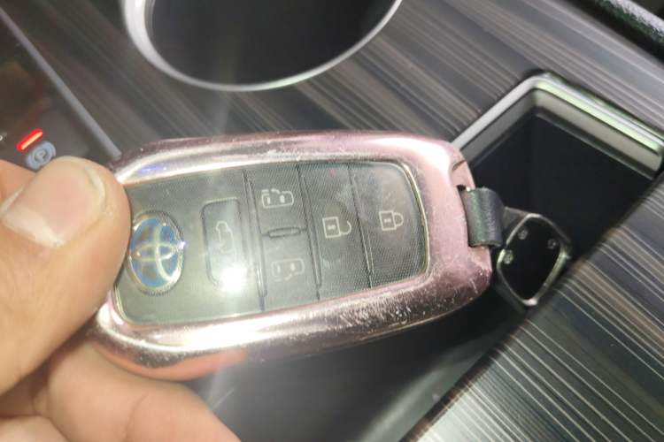 Used Toyota SIENNA 2023 2.5L Hybrid Platinum Edition Vehicle Key