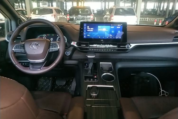 Used Toyota SIENNA 2023 2.5L Hybrid Platinum Edition Center Console