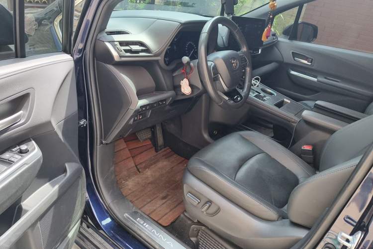 Used Toyota SIENNA 2023 2.5L Hybrid Deluxe Edition Driver Seat