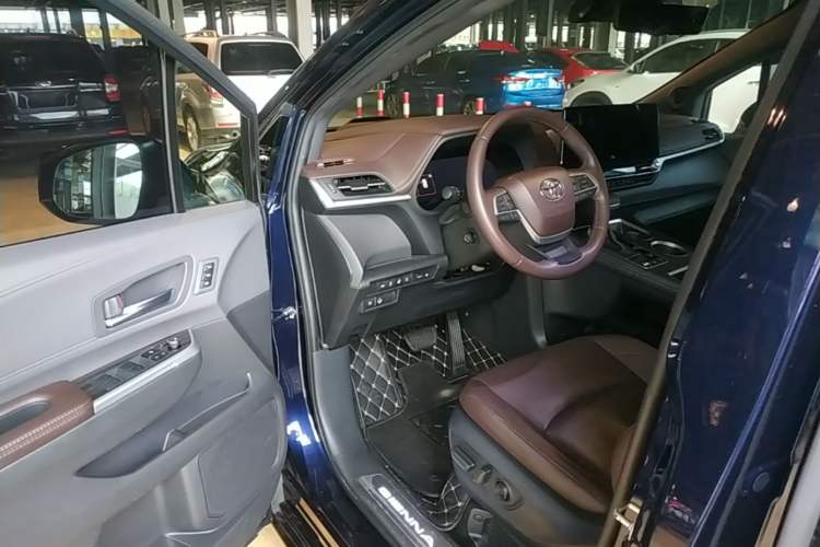 Used Toyota SIENNA 2023 2.5L Hybrid Platinum Edition Driver Seat