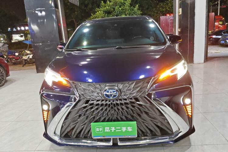 Used Toyota SIENNA 2023 2.5L Hybrid Deluxe Edition Front