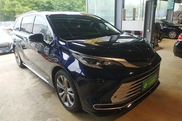 Used Toyota SIENNA 2023 2.5L Hybrid Platinum Edition Front Right 45 Deg