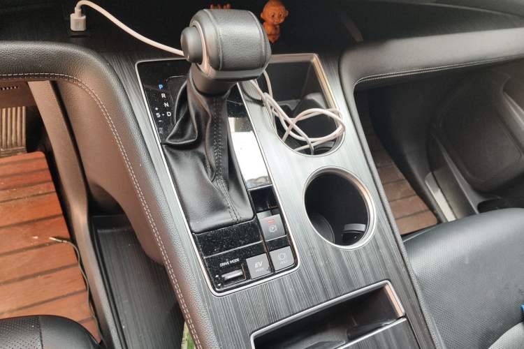 Used Toyota SIENNA 2023 2.5L Hybrid Deluxe Edition Gear Lever