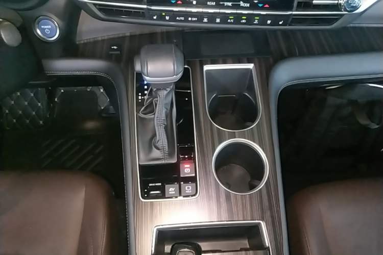 Used Toyota SIENNA 2023 2.5L Hybrid Platinum Edition Gear Lever