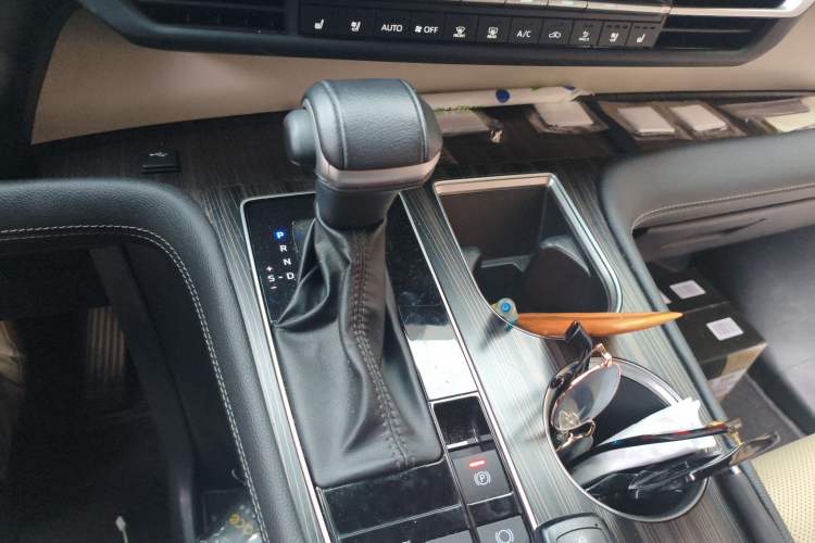 Used Toyota SIENNA 2023 2.5L Hybrid Ultimate Edition Gear Lever