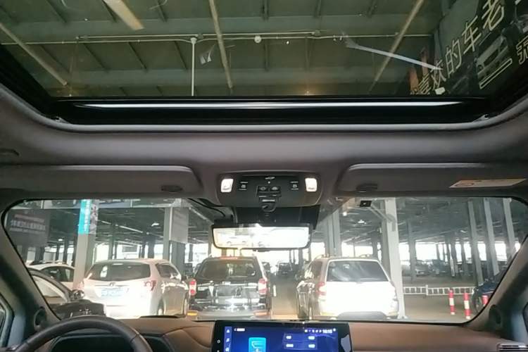 Used Toyota SIENNA 2023 2.5L Hybrid Platinum Edition Headliner