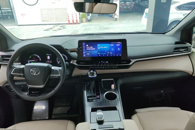 Used Toyota SIENNA 2023 2.5L Hybrid Deluxe Edition Interior 2