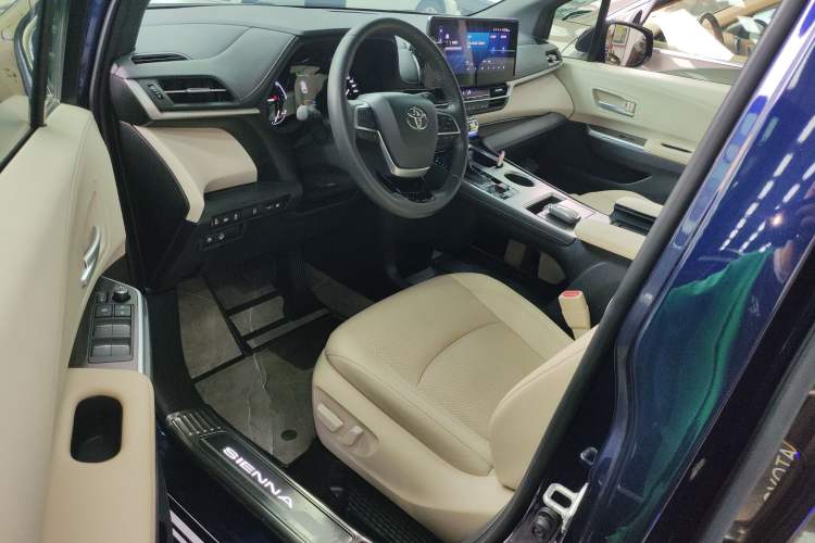 Used Toyota SIENNA 2023 2.5L Hybrid Deluxe Edition Interior 3