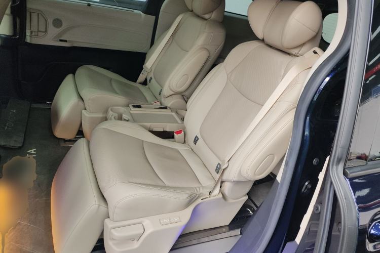 Used Toyota SIENNA 2023 2.5L Hybrid Deluxe Edition Interior 4
