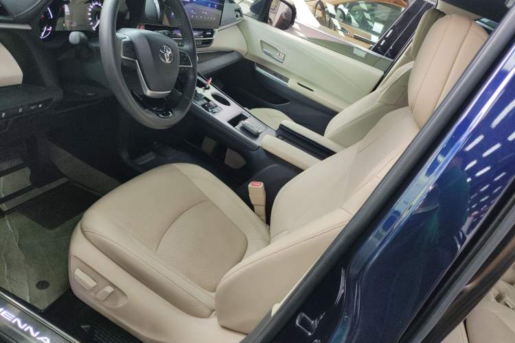 Used Toyota SIENNA 2023 2.5L Hybrid Deluxe Edition Left Front Seat